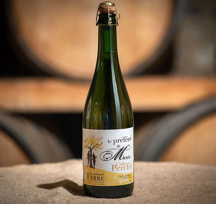 bouteille de cidre de La maison Ferré fond avec fût